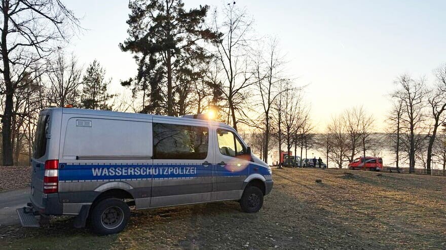 Nikolassee – Ein Eissegler bricht im Wannsee ein – ein Hubschrauber rettet