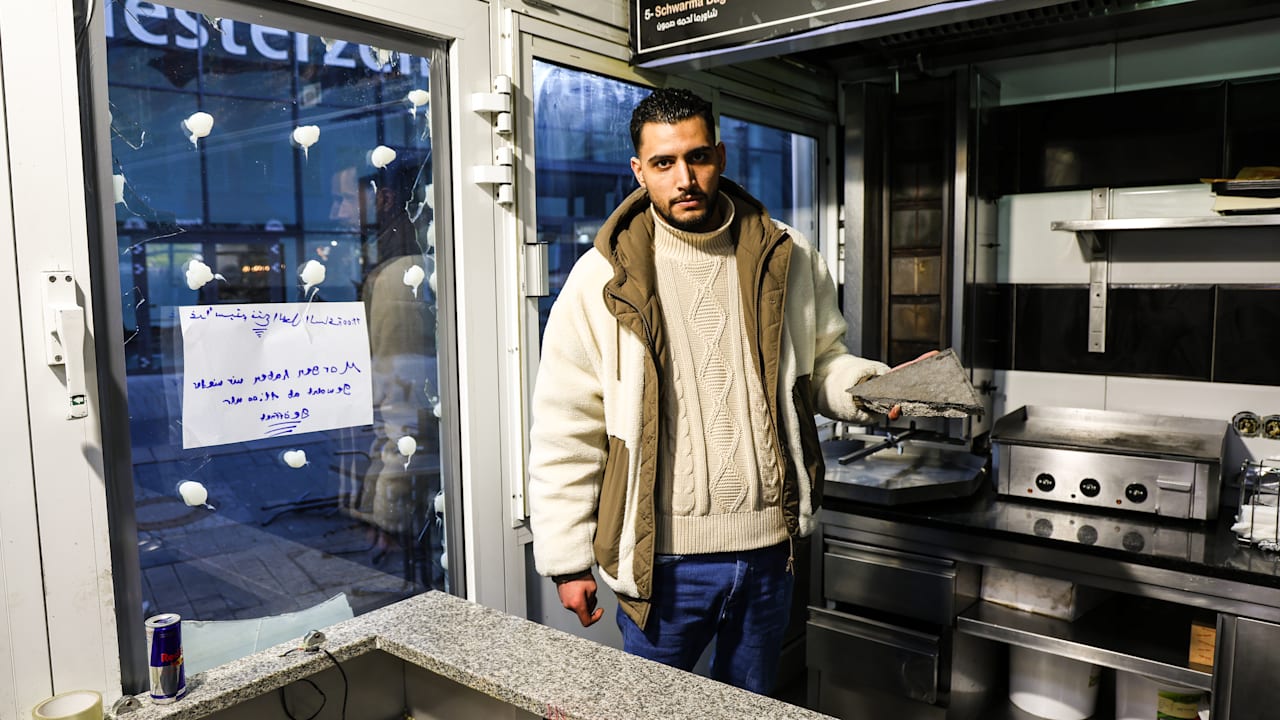 Dortmund – Fassungslos hält Tamam (26) einen dicken Pflasterstein in der linken