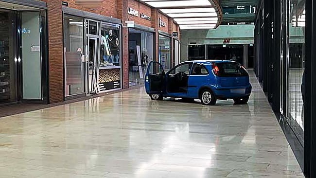 Ein spektakulärer Einbruch erschütterte in der Nacht zum Sonntag das Duisburger Einkaufszentrum