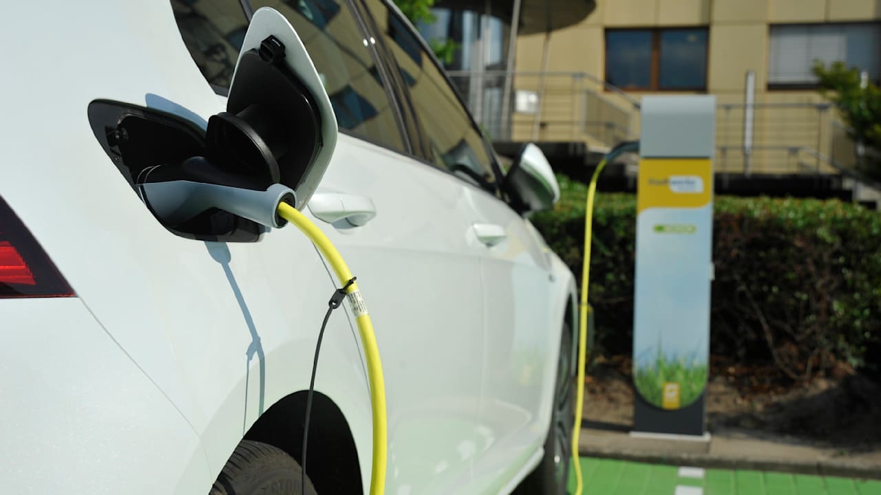 Noch Klärungsbedarf bei E-Auto-Prämie: Warum bremst der Umweltminister?Mehr zum Video anzeigen Pressekonferenz