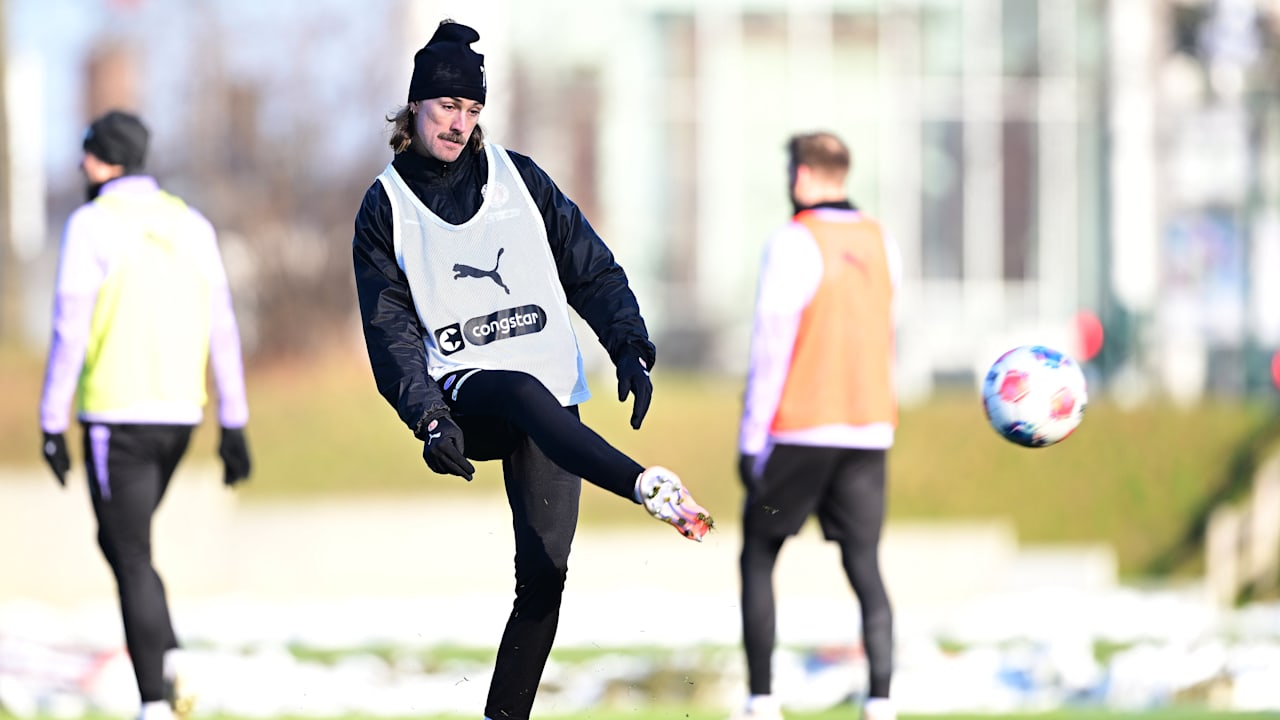 Überraschung beim Training des FC St. Pauli! Am Dienstag stand plötzlich trotz