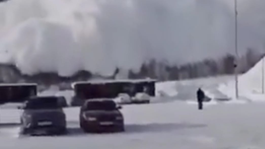 Lebensgefahr in russischem Skigebiet: Gewaltige Lawine rast auf Hotel zuMehr zum Video