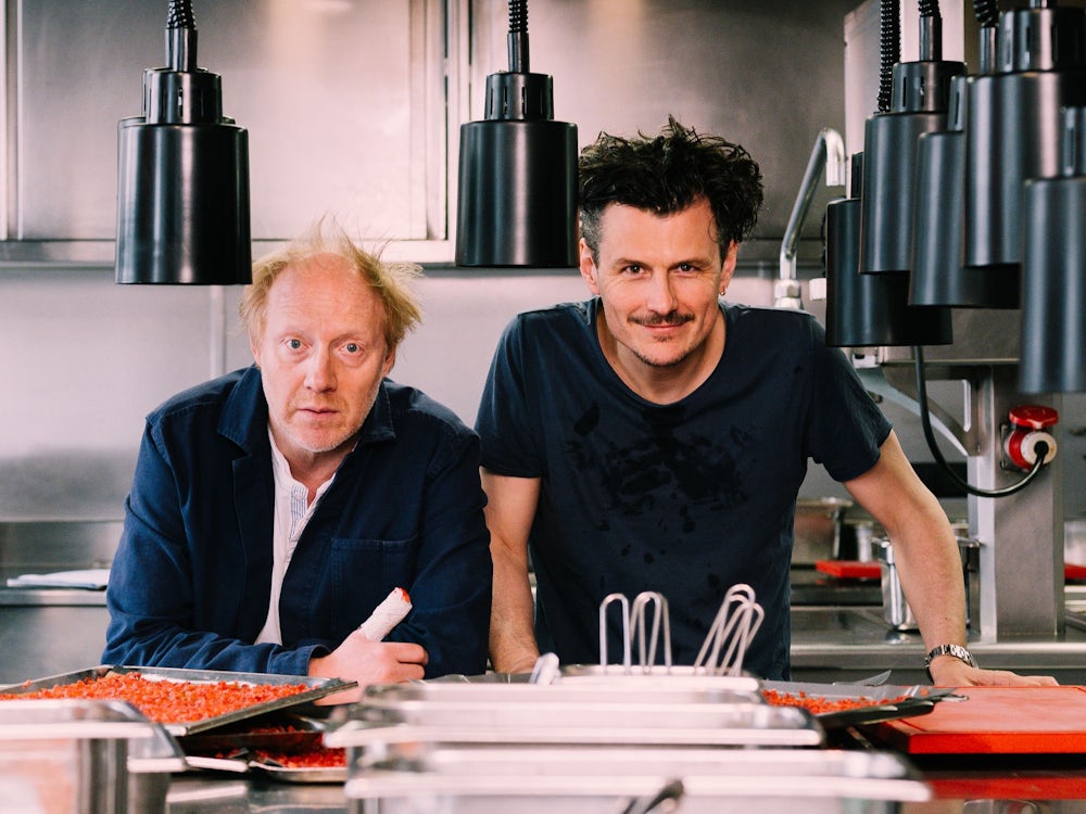 Theaterstück im Kulturzentrum Taufkirchen: Simon Schwarz und Manuel Rubey tischen auf und servieren ab
