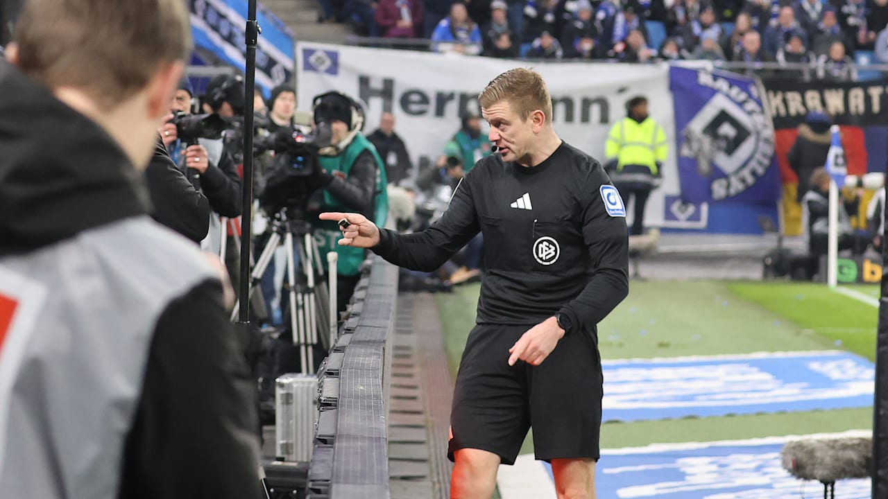 Schiri-Rüffel für einen Balljungen beim Duell zwischen HSV und Mönchengladbach. Was steckt