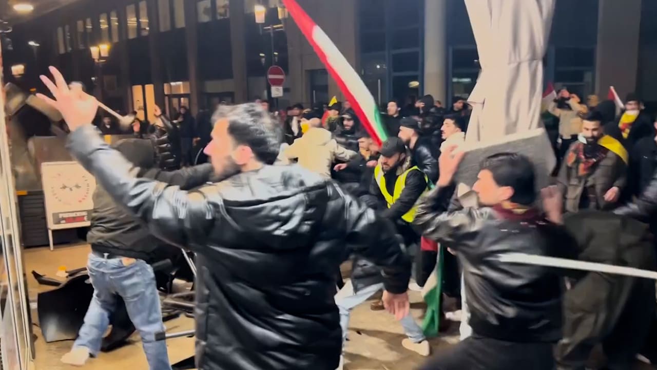 Kurden Demo in Dortmund: Stühle fliegen in syrisches Restaurant Mehr zum Video