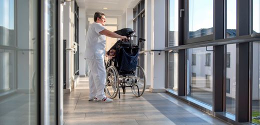 Auswertung des Ersatzkassen-Verbands Zuzahlungen für Pflege im Heim steigen weiter Bewohner von