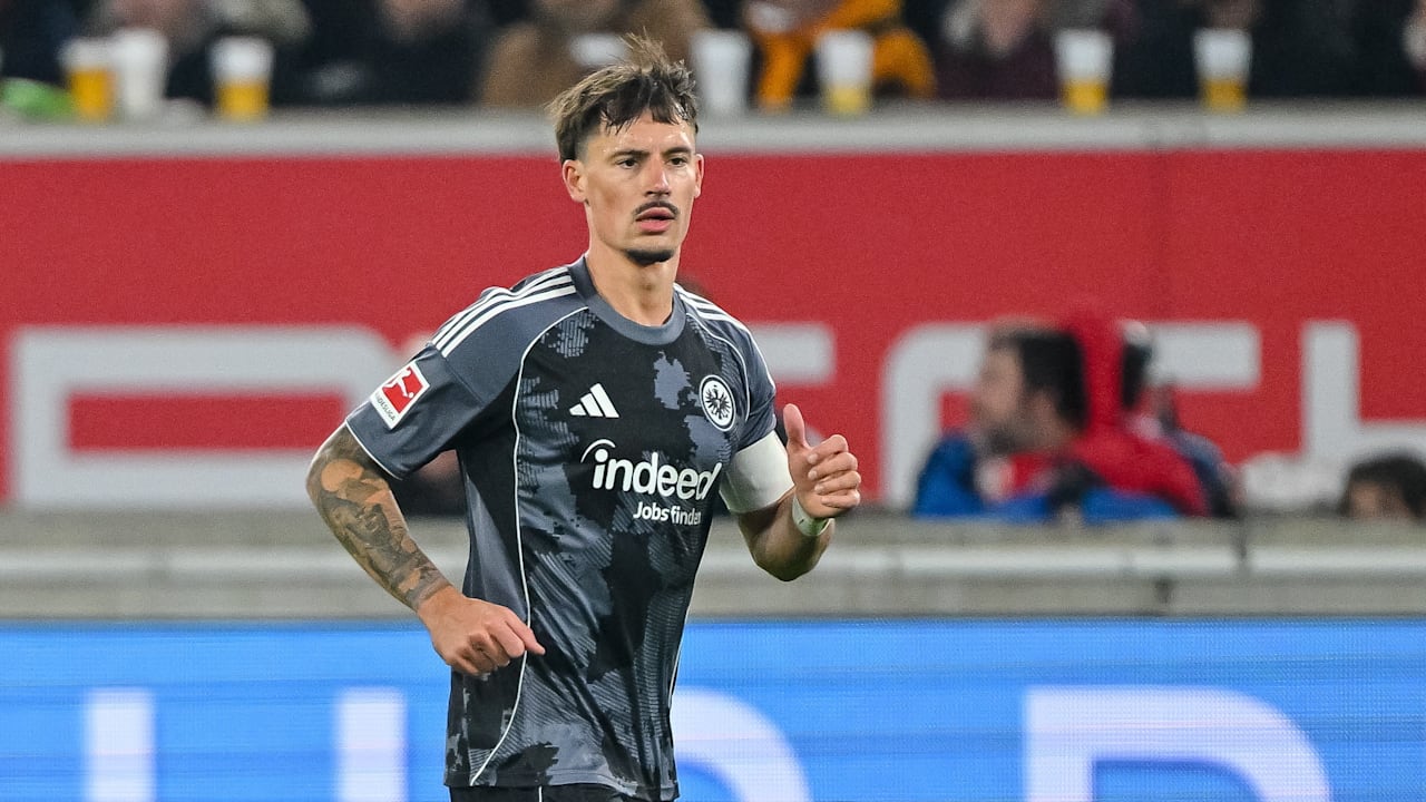 Bei Bundesliga-Klub Eintracht Frankfurt spricht Kapitän Robin Koch vor dem Champions-League-Spiel in