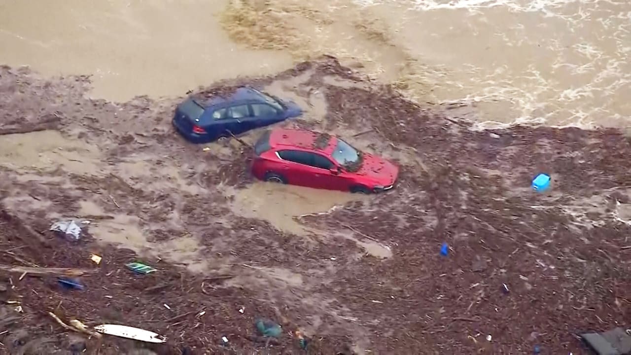 Flut-Chaos in Australien: Sturm reißt Fahrzeuge ins MeerMehr zum Video anzeigen Reißende