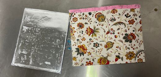 Fund in der Post Zoll beschlagnahmt Postkarte mit Kokainbeutel Drogen statt Urlaubsgrüße: