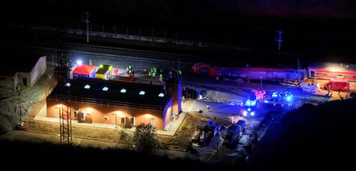 Unfall in Spanien Mindestens 39 Menschen sterben bei Zugunglück Nach der Kollision