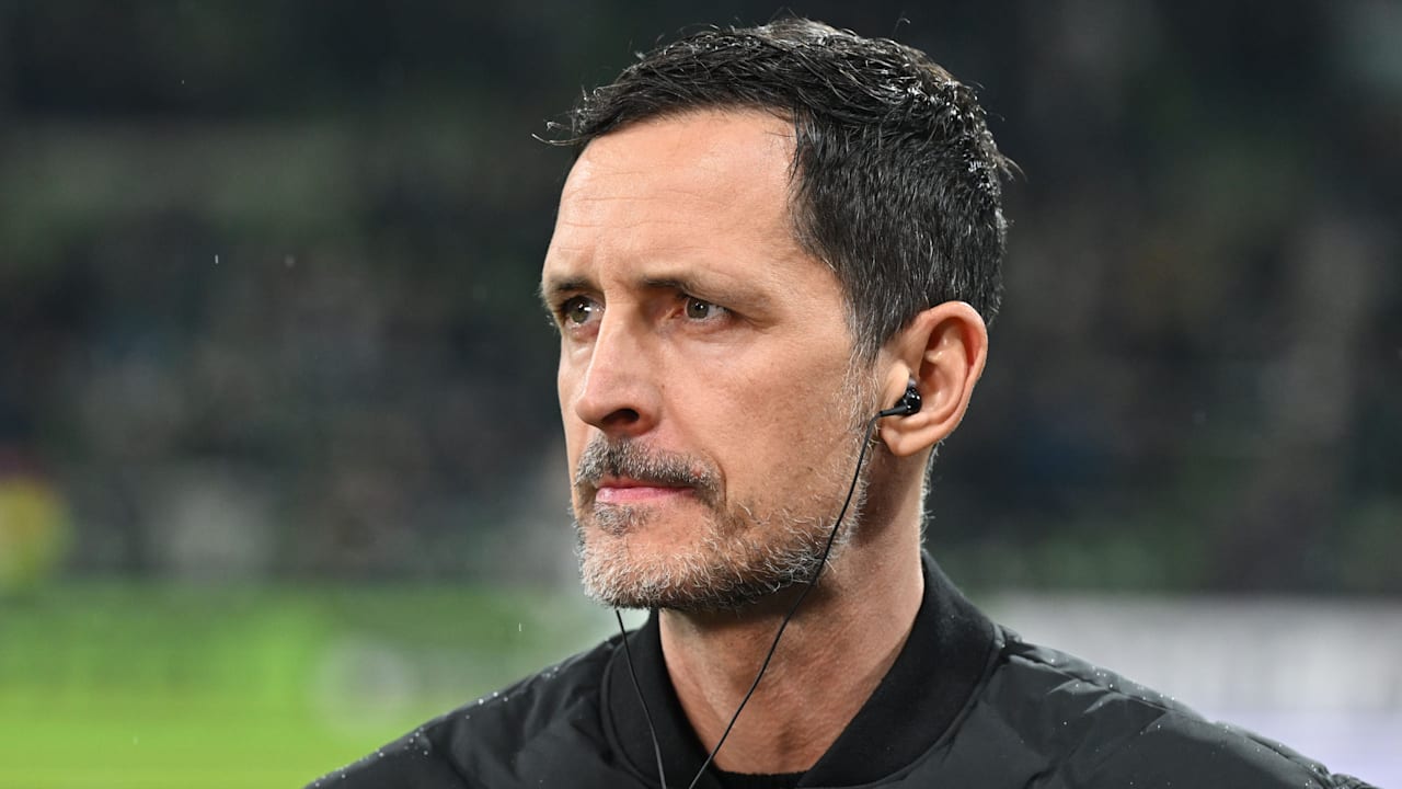 Jetzt wird es ungemütlich für Frankfurt-Trainer Dino Toppmöller (45).Eintracht spielt zum Rückrunden-Auftakt