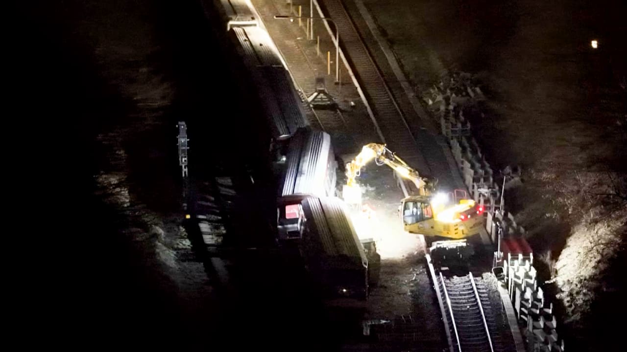 172 Fahrgäste evakuiert: U-Bahn entgleist in Hamburg Mehr zum Video anzeigen In