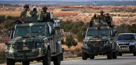Von Kurden kontrollierte Gebiete Syrische Armee meldet Einmarsch in Stadt Tabka Syriens