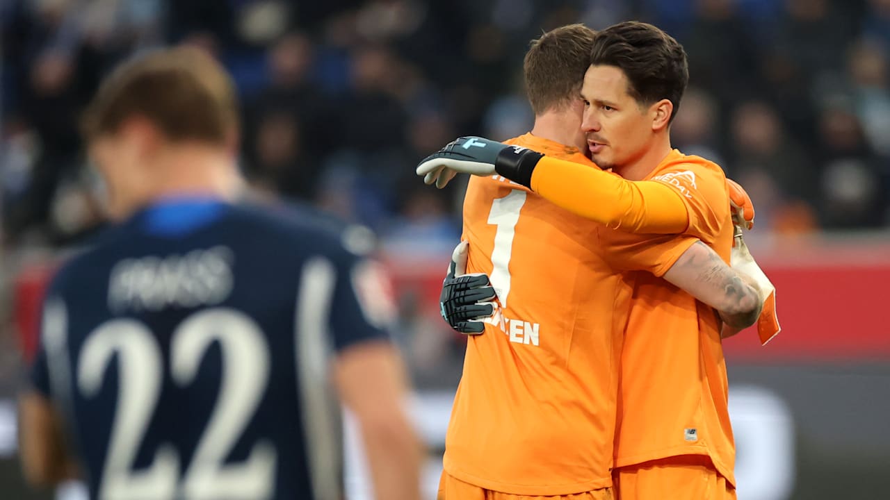 Nach dem Aus von Mark Flekken erwägt Leverkusen eine Neuverpflichtung im Tor.