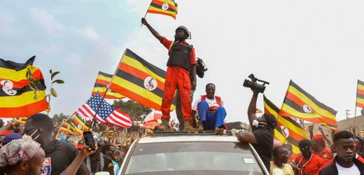Wahl in Uganda Oppositionskandidat Bobi Wine laut Bericht mit Armeehubschrauber verschleppt Einen
