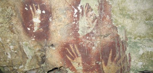14 × 10 Zentimeter große Handschablone Forscher entdecken in Indonesien die bisher älteste Höhlenkunst