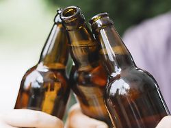 PolitikWeniger Alkohol bei JugendlichenSuchtbeauftragter fordert Ende des begleiteten Trinkens19.01.2026, 07:50 Uhr Artikel