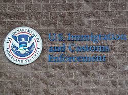 PolitikErgebnisse der US-GerichtsmedizinKubaner soll in ICE-Haft erstickt worden sein22.01.2026, 10:31 Uhr Artikel