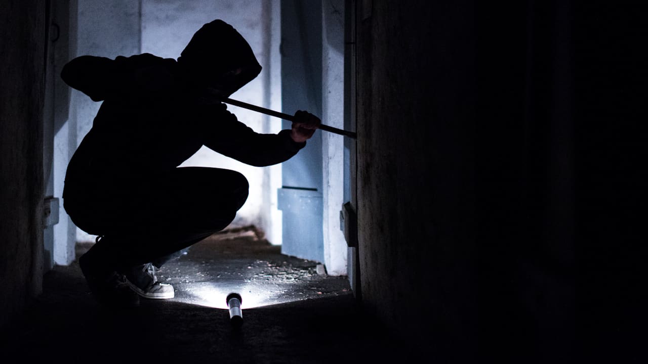 Troisdorf – Zwischen Sonntagabend und Montagmorgen haben Einbrecher fette Beute in einem