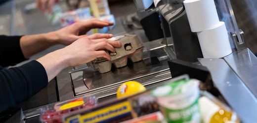 Ladenschlussgesetz in Bayern Kirchengruppen und Gewerkschaften klagen gegen Sonntagsöffnungen In Bayern läuft
