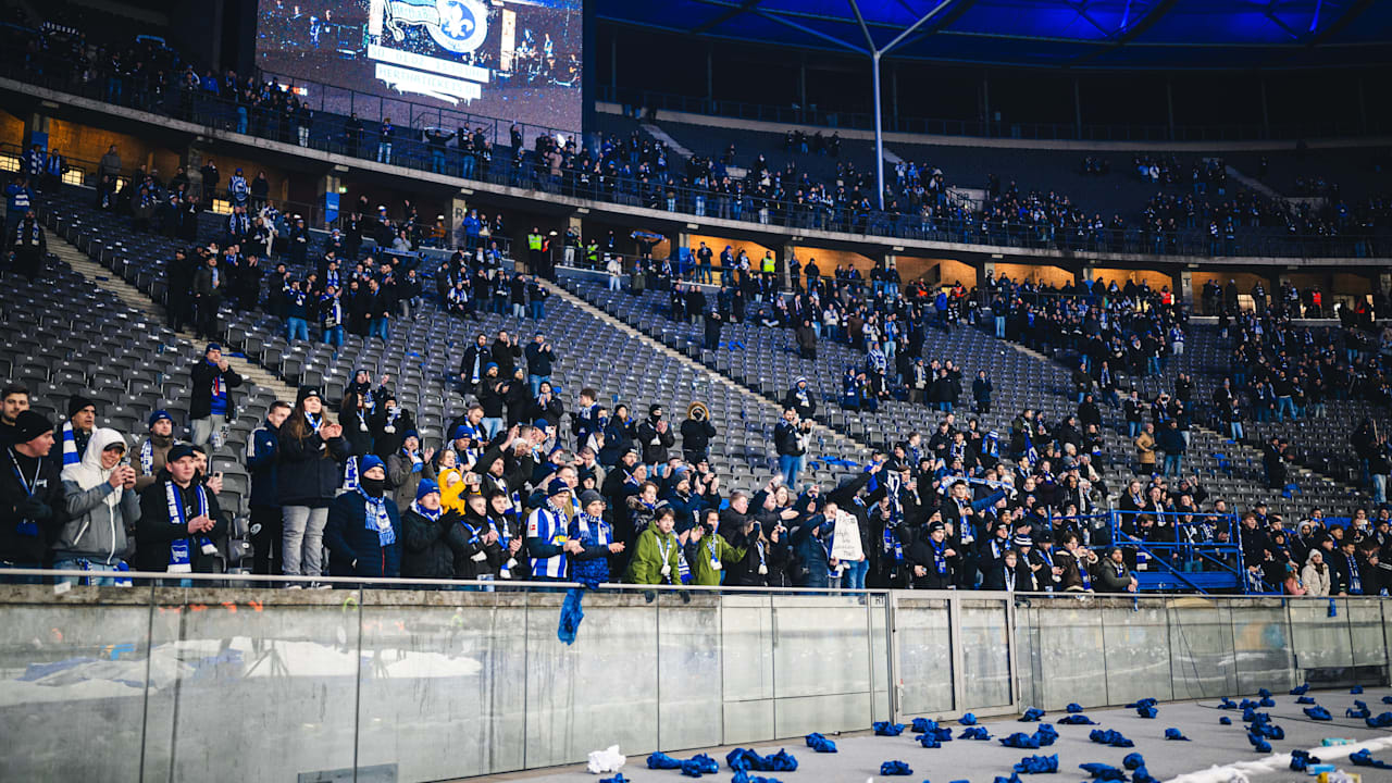 Mehr als 50 Verletzte, wütende Fans, angegriffene Polizeibeamte und schwere Vorwürfe –