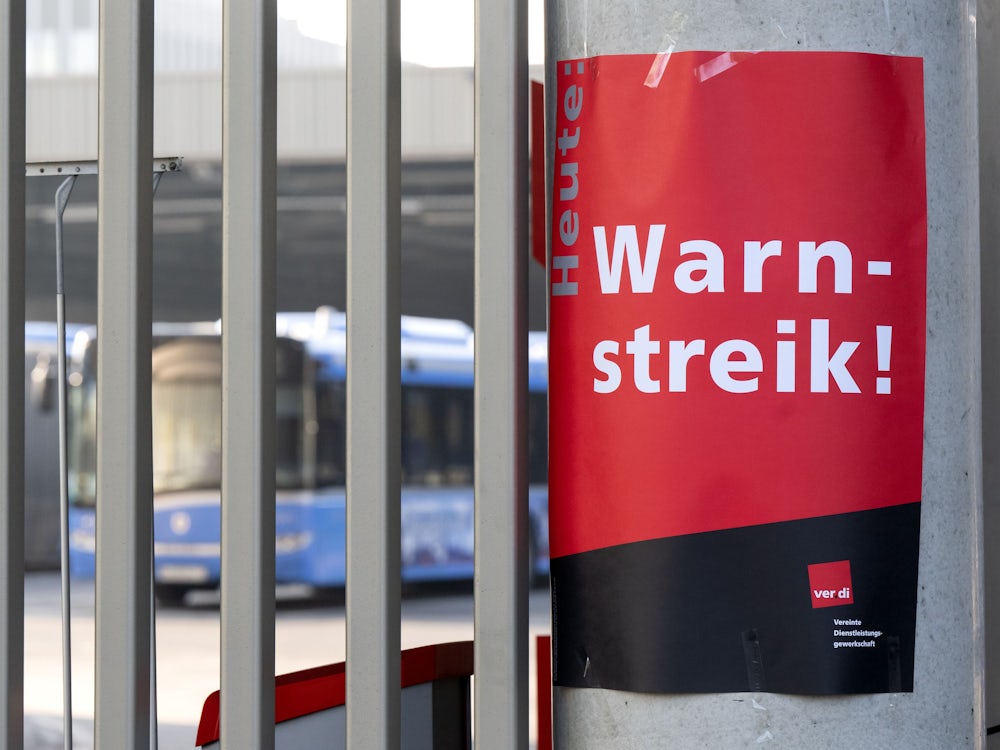 Busse, Straßen- und U-Bahnen betroffen: Gewerkschaft droht mit „massiven Warnstreiks“ in Bayern