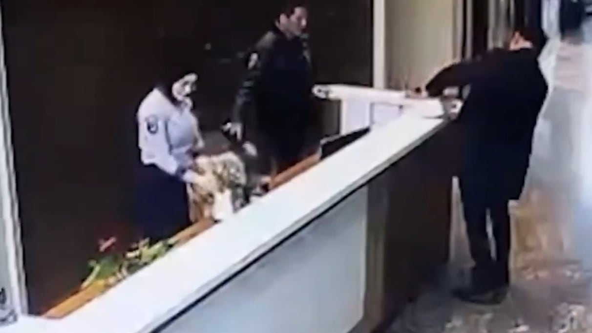 In Istanbul: Paketbombe explodiert in LobbyMehr zum Video anzeigen Im Istanbuler Stadteil
