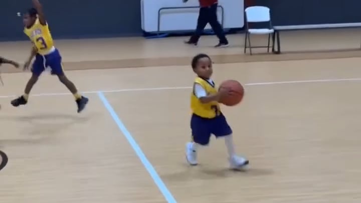 Soooo süüüß: Basketball-Knirps geht mit DIESER Aktion viralMehr zum Video anzeigen Dieser