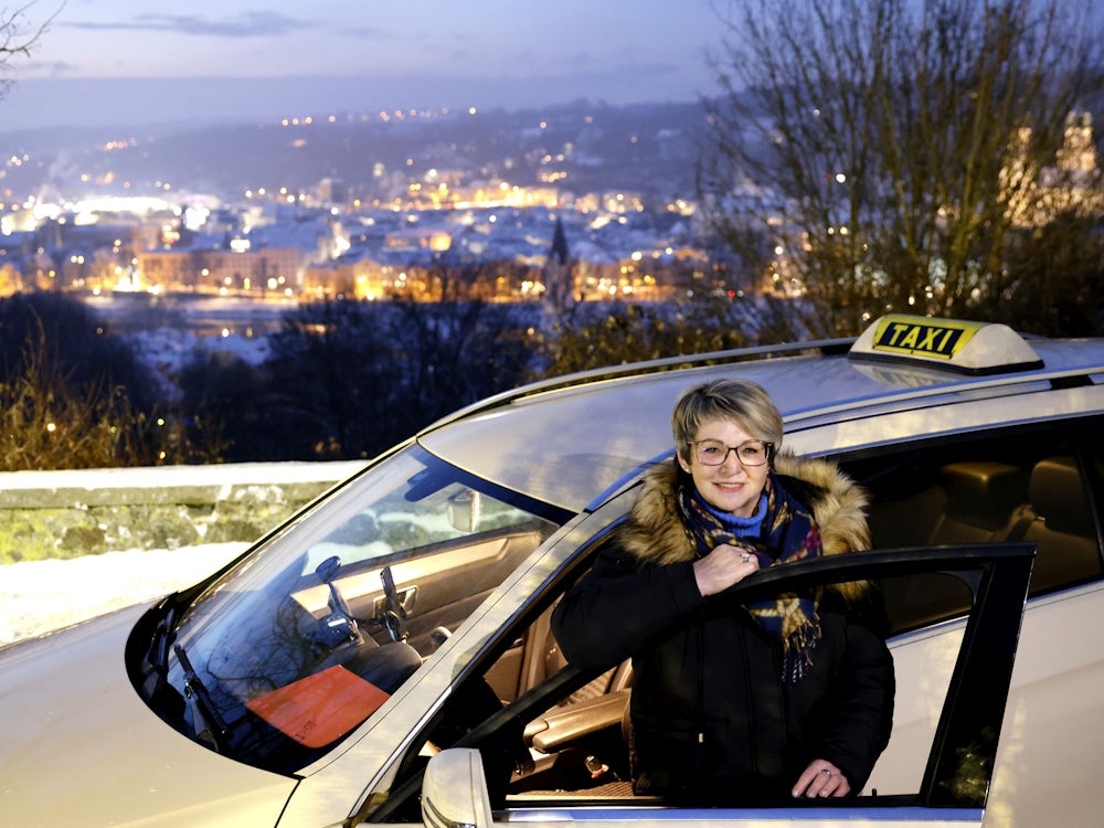 Traumjob im Niederbayern: Diese Taxifahrerin fährt seit 30 Jahren durch Passaus Nächte