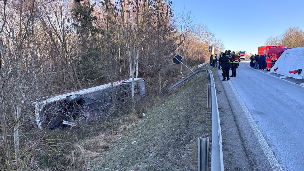Über 40 Verletzte: Bus mit Schülern auf A9 verunglücktMehr zum Video anzeigen