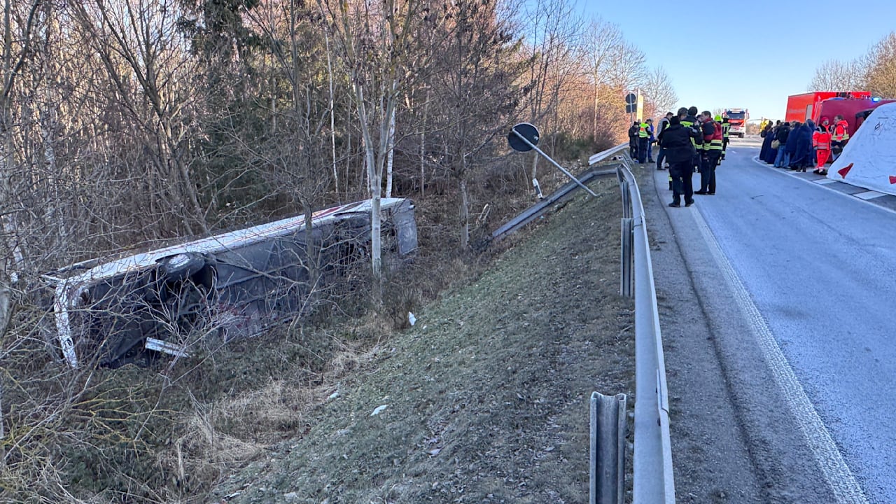 Schleiz (Thüringen) – Schweres Busunglück im Süden Thüringens. Auf der Auffahrt zur