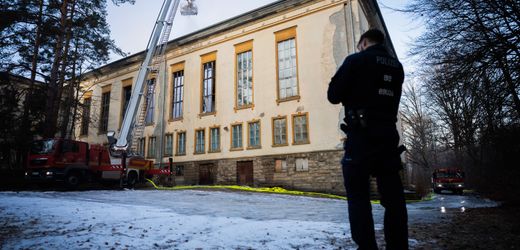 Schwierige Löscharbeiten Großbrand auf Areal mit Goebbels-Villa nahe Berlin ausgebrochen NS-Propagandaminister Goebbels