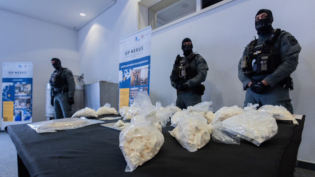 „Größter Einsatz aller Zeiten“: Europol schließt 24 DrogenfabrikenMehr zum Video anzeigen Europol