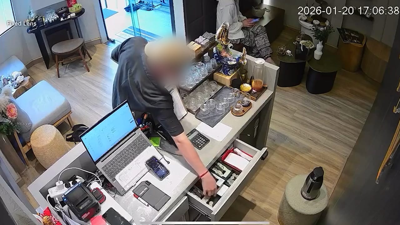 Überwachungskamera zeigt: Deutscher Thailand-Tourist beklaut Massage-SalonMehr zum Video anzeigen Die Kasse steht