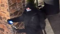 Dortmund – Er ist vermummt, schwarz gekleidet und schaut mit panischem Blick