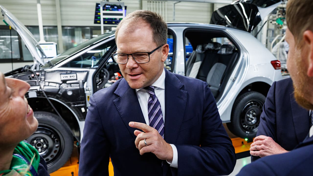 Hick-Hack um E-Auto-Premie: Regierung verspielt Verbraucher-VertrauenMehr zum Video anzeigen Autobild-Chef fordert Bundesregierung
