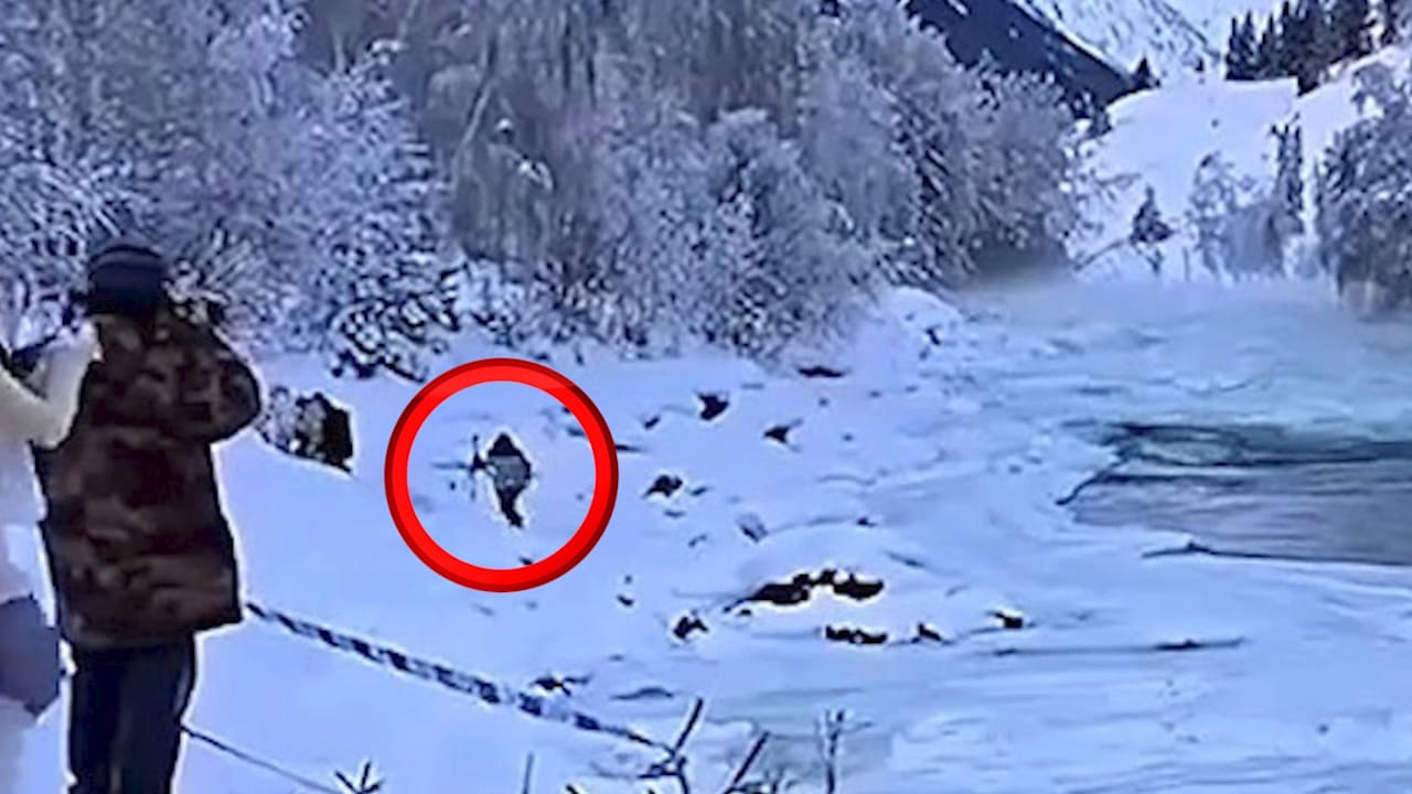 Eisige Sturzflut in China: Eis-Tsunami rollt auf Touristen zuMehr zum Video anzeigen
