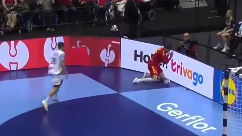 Bei der Handball-EM: Kommentator in wilder Schlussphase völlig fassungslosMehr zum Video anzeigen