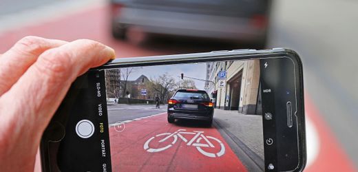Streit um Elterntaxis Münchner fotografiert Falschparker und kriegt Ärger mit der Datenschutzbehörde