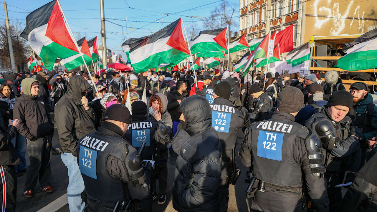 Leipzig (Sachsen) – Leipzig im Ausnahmezustand, Großdemo im linksalternativen Stadtteil Connewitz. Doch