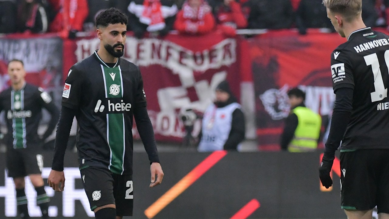 Es war der Horror. Bei seinem Debüt für Hannover 96 wurde Elias