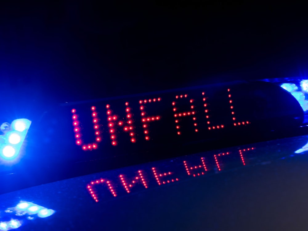 Unfallflucht in Moosburg: Autofahrer setzt nach Kollision zurück und gibt Gas
