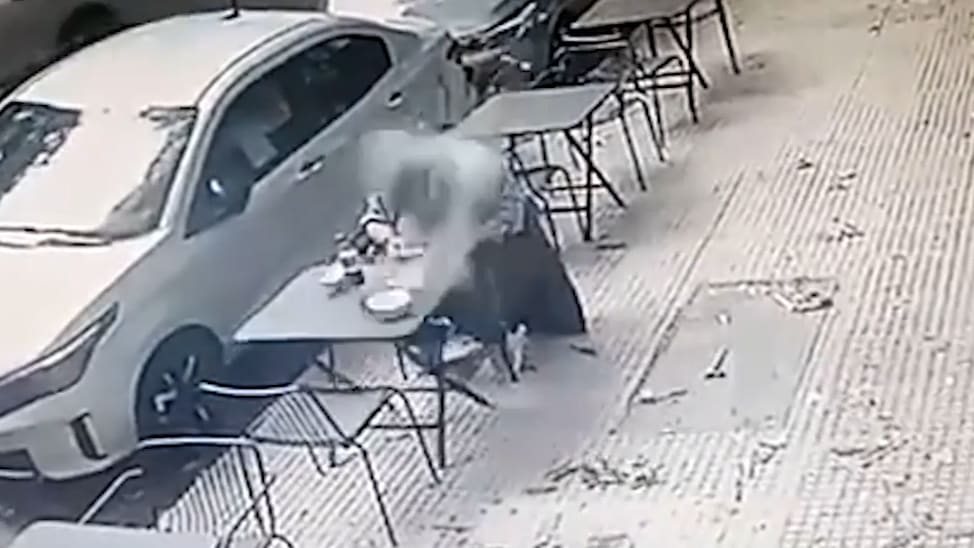 Gefährlicher Mittagssnack: Fensterscheibe trifft Café-BesucherMehr zum Video anzeigen Ein Mann sitzt nichtsahnned