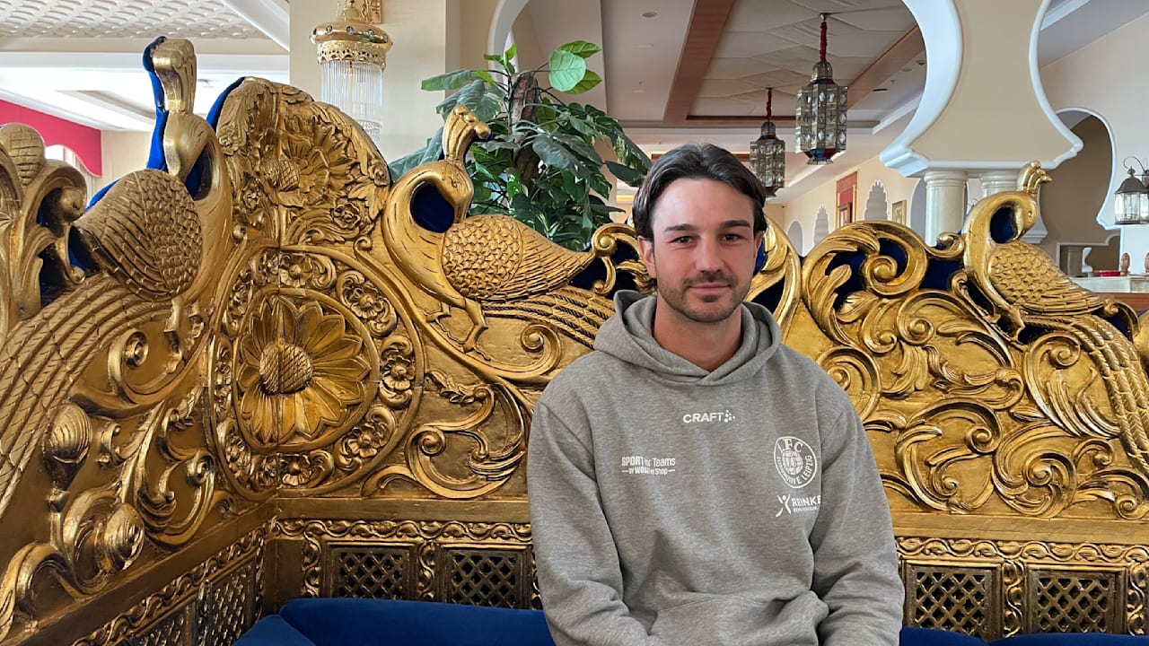 Mit seinen nun etwas längeren Haaren erinnert er ein wenig an den