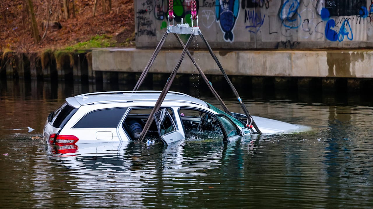 Zehdenick – Ein Passant hat im Vosskanal bei Zehdenick (Oberhavel-Kreis) ein Auto