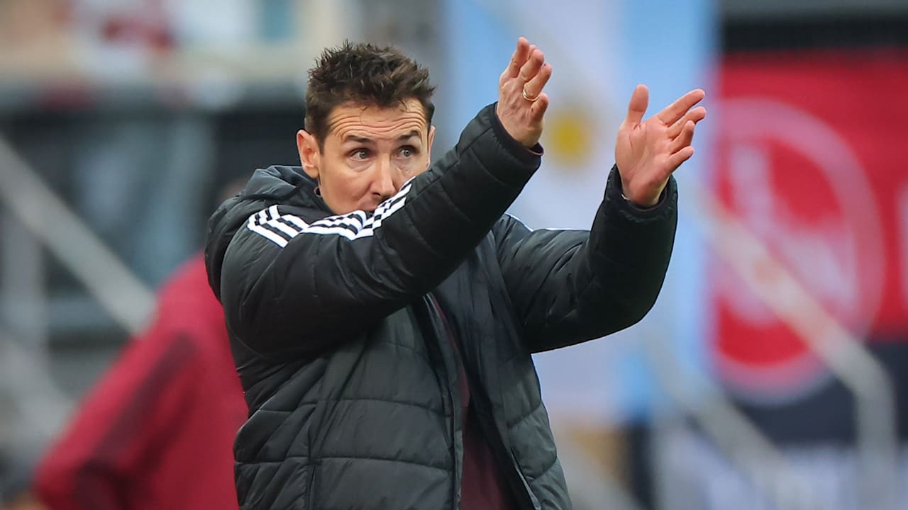 Nürnbergs Trainer Miroslav Klose (47) freut sich beim Rückrunden-Auftakt am Samstag (13