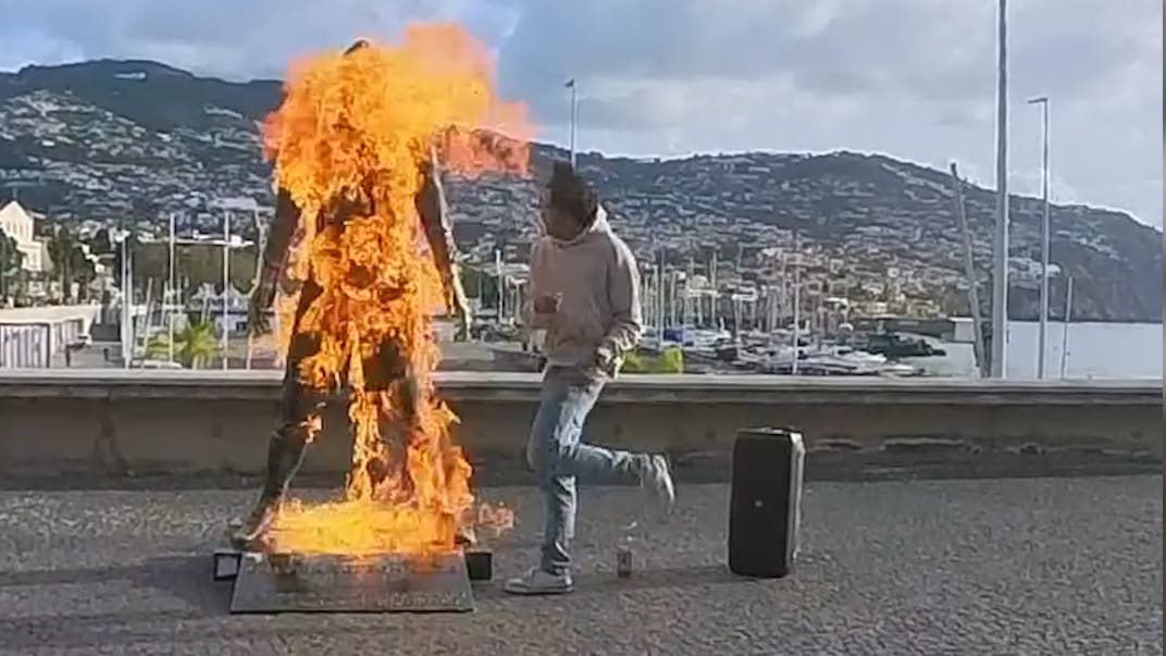 Vandalismus-Skandal: Möchtegern-Influencer zündet Ronaldo an!Mehr zum Video anzeigen Ein Möchtegern-Influencer zündet die