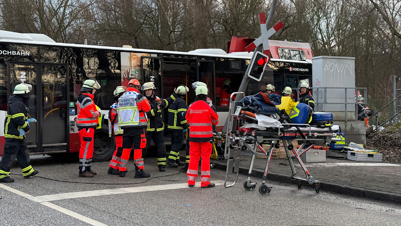 Hamburg: Lok kollidiert mit LinienbusMehr zum Video anzeigen Schwerer Unfall in Hamburg: