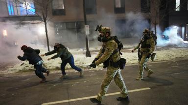 Terugtrekking Federale Agenten in Minneapolis na Controverse en Protesten In de Amerikaanse