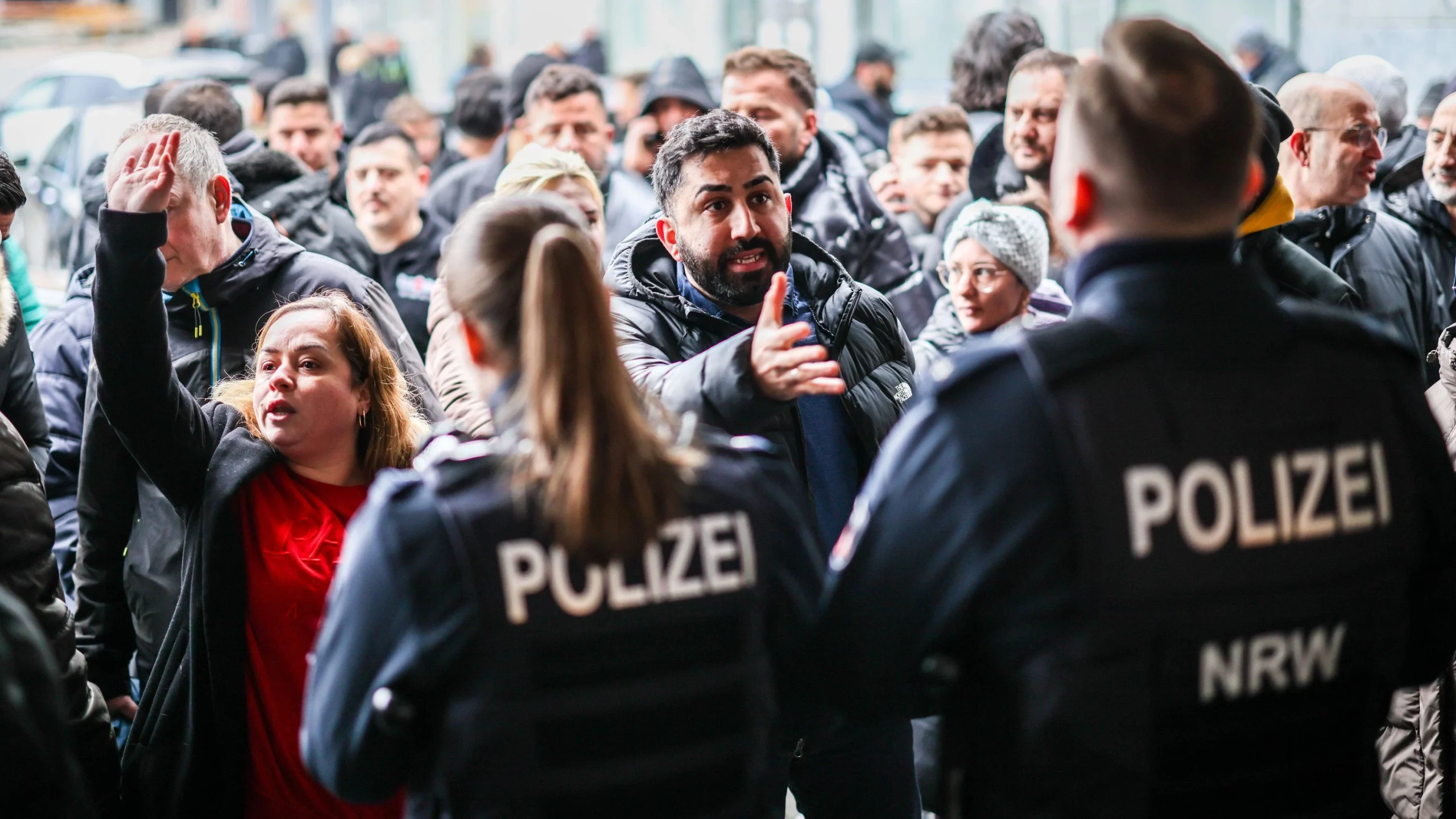 Nach dem Millionen-Einbruch in Gelsenkirchen vernimmt die Polizei nun täglich hundert Sparkassen-Kunden.